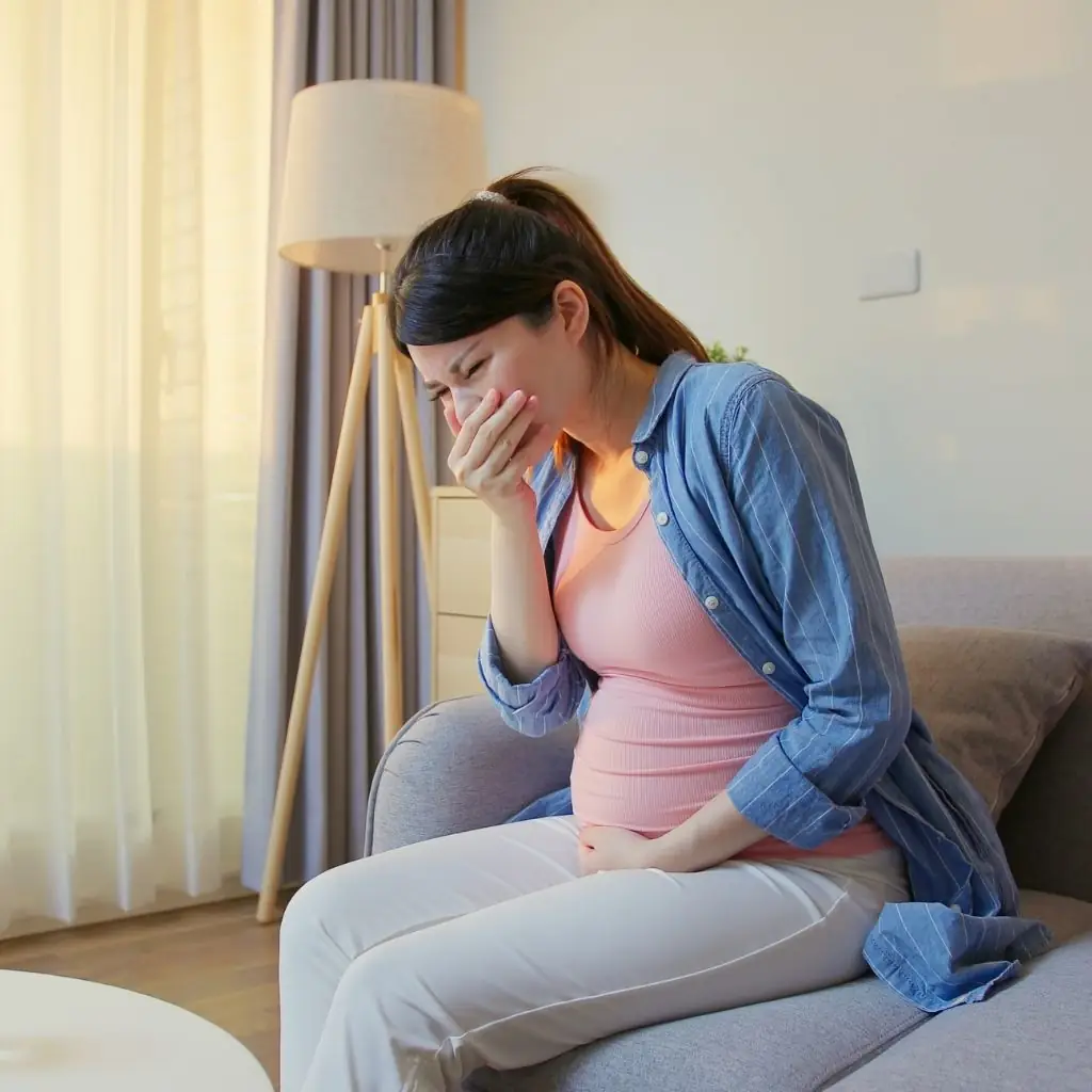 mulher grávida com enjoo